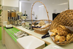 Desayuno para llevar todos los días (con cargo) 