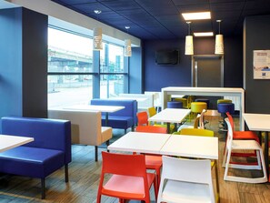 Lobby sitting area - ibis budget Birmingham International Airport - NEC (Birmingham)