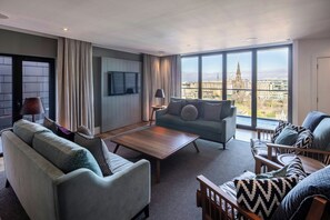 Suite, 3 Bedrooms, City View (Balcony)