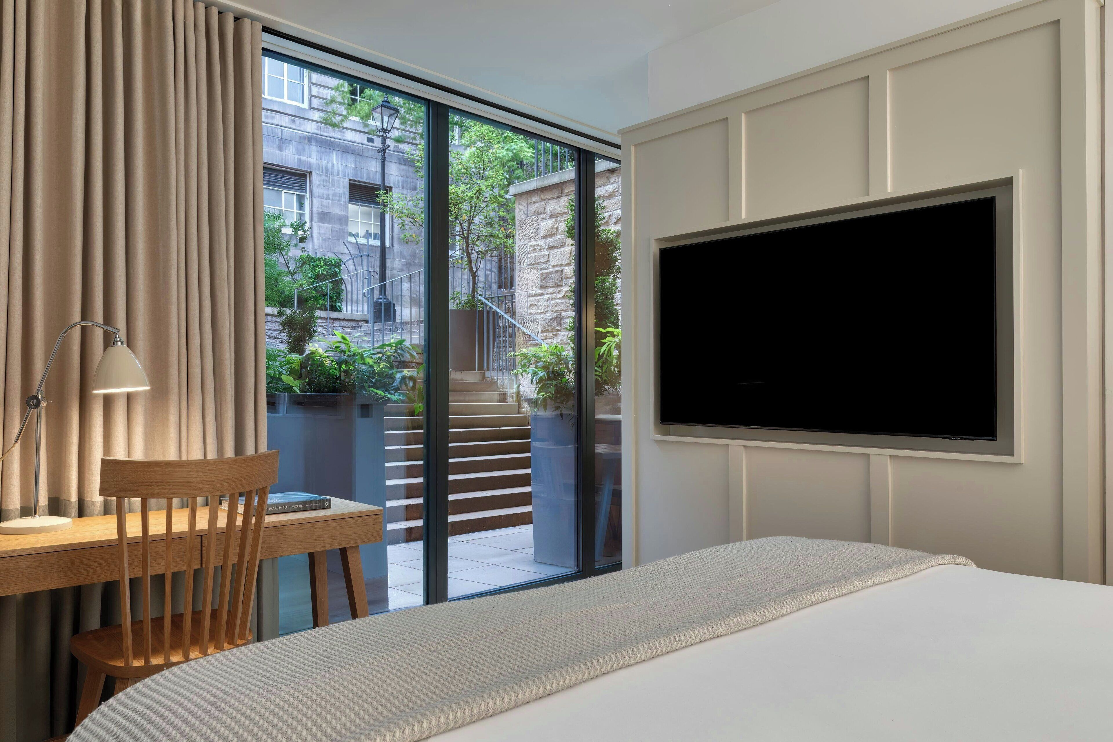 家庭套房, 1 张特大床 | 埃及棉床单、客房内保险箱、隔音、熨斗/熨衣板