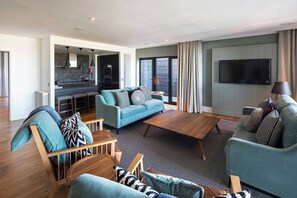 Suite, 3 Bedrooms, City View (Balcony)