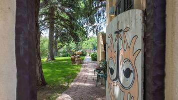 Un sendero que conduce a un edificio con un mural de un pájaro.