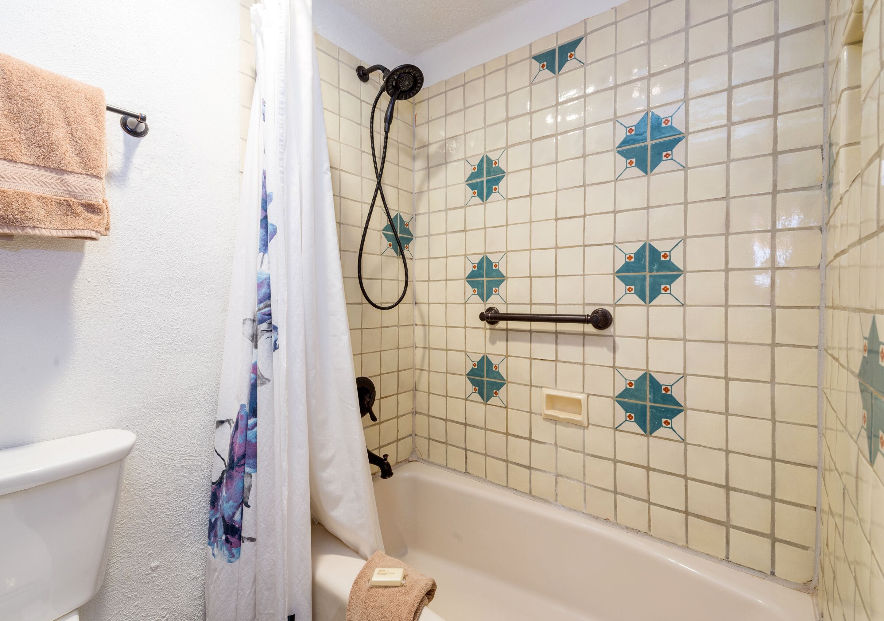 Un baño con bañera, ducha e inodoro.