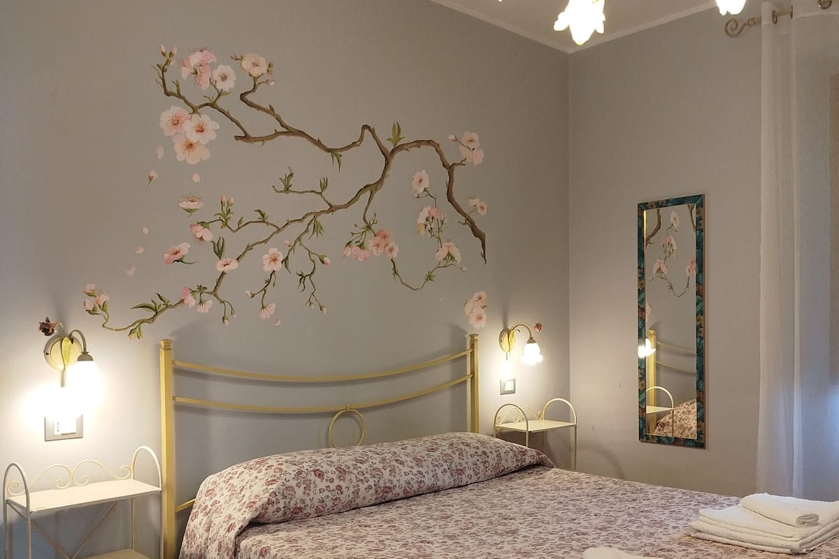 Deluxe Room, 1 Queen Bed, Ensuite, Garden View | 1 bedroom, desk, soundproofing, free WiFi