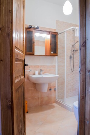 Comfort Double Room, 1 Queen Bed, Ensuite, Park View | Bathroom | Shower, free toiletries, hair dryer, bidet - All'Ombra di San Damiano (Assisi)