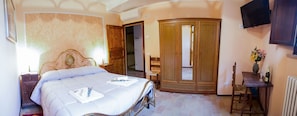 Chambre Confort double, 1 grand lit, salle de bain attenante, vue sur le parc | 1 chambre, bureau, systĂšme dâinsonorisation, accĂšs au Wi-Fi (inclus)