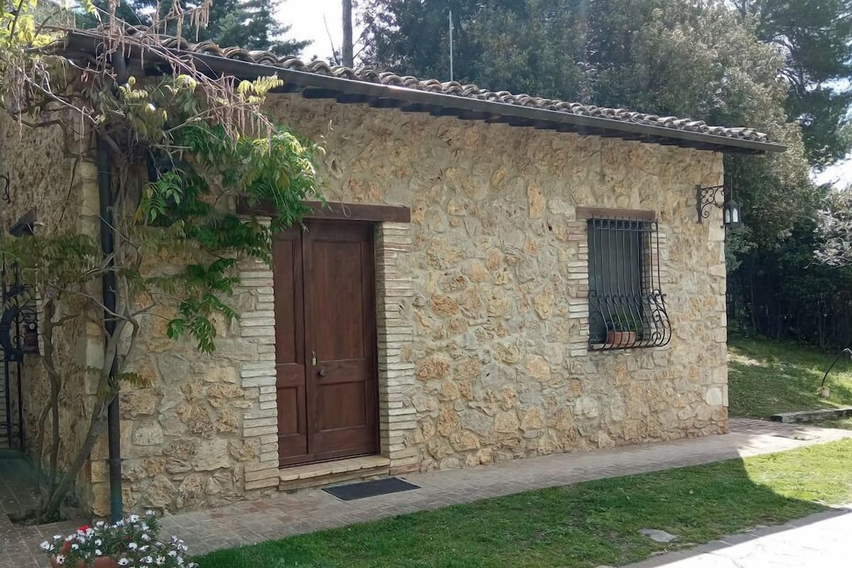 Deluxe Room, 1 Queen Bed, Ensuite, Garden View | 1 bedroom, desk, soundproofing, free WiFi