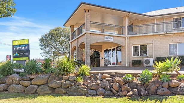 A motel with a two-story structure, a balcony, and a sign indicating a vacancy. - Great Divide Motor Inn (East Toowoomba)