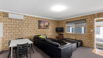 Apartment, 2 Schlafzimmer | Daunenbettdecken, Pillowtop-Betten, Zimmersafe, individuell dekoriert