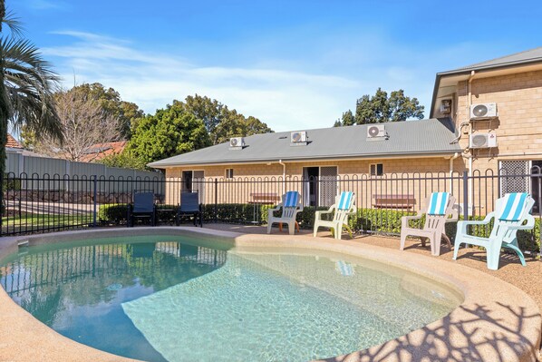 حمّام سباحة خارجي، مفتوح من 7:00 صباحً ا إلى 10:00 مساءً، مقاعد للتشمس