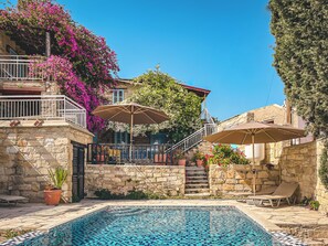 Vista frontal de la propiedad