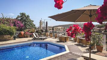 Outdoor pool, pool umbrellas, sun loungers