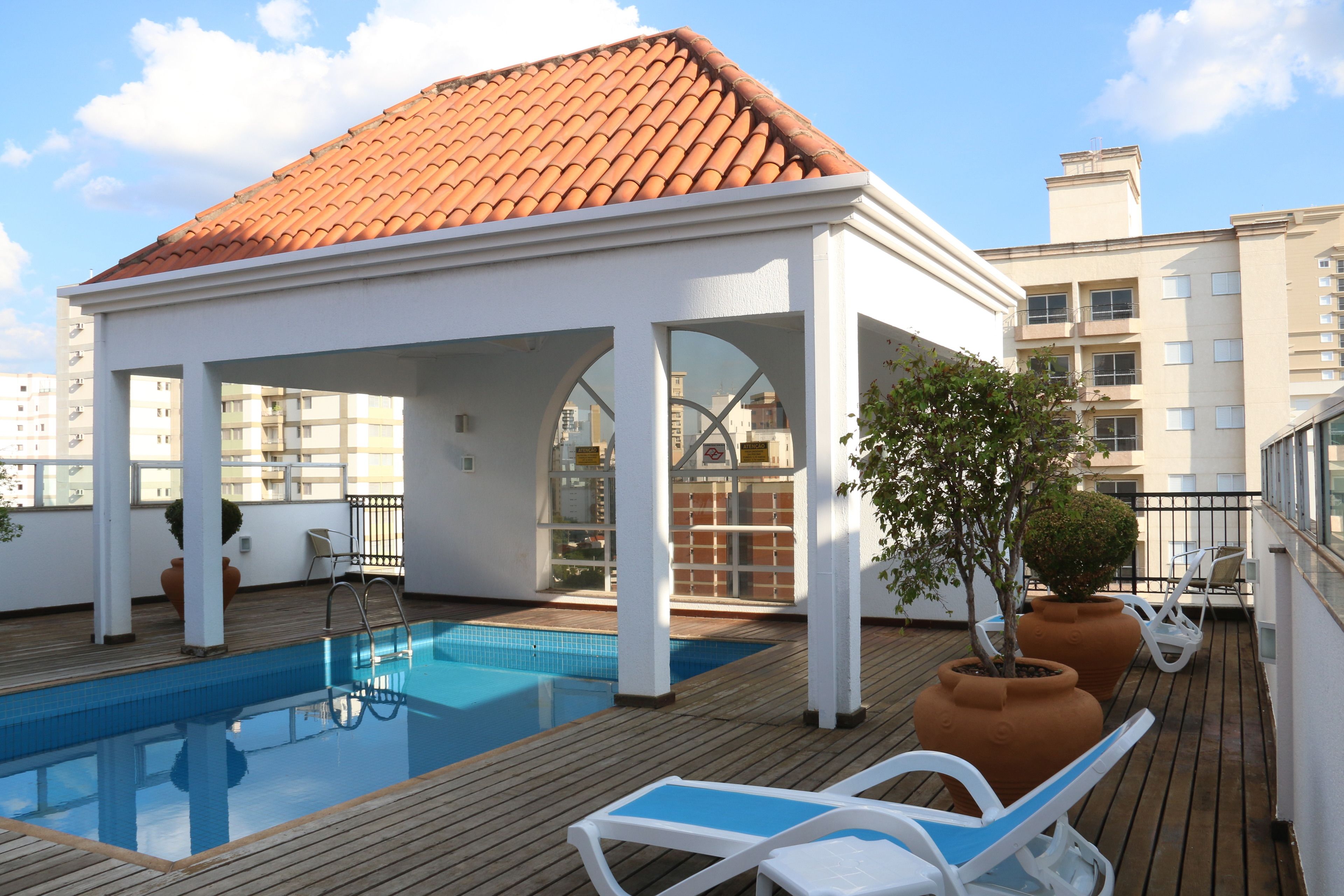 Hồ bơi ngoài trời, ghế dài tắm nắng 