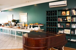 Free daily buffet breakfast  - Vitória Hotel Residence Newport (Campinas)