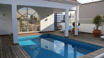 Kolam renang outdoor, dengan kursi berjemur