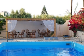 Outdoor pool - Hotel Handakas (Malevizi)