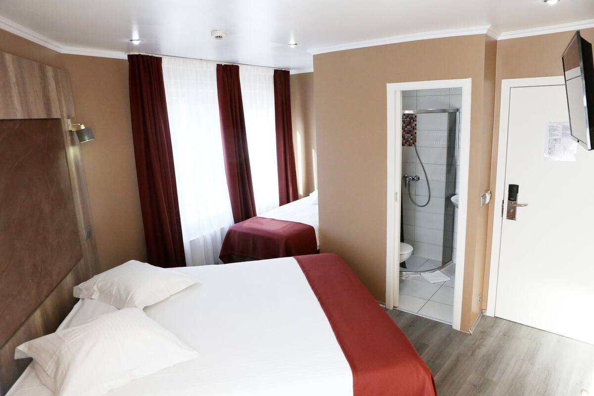 Standard Triple Room | Öryggishólf í herbergi, skrifborð, hljóðeinangrun