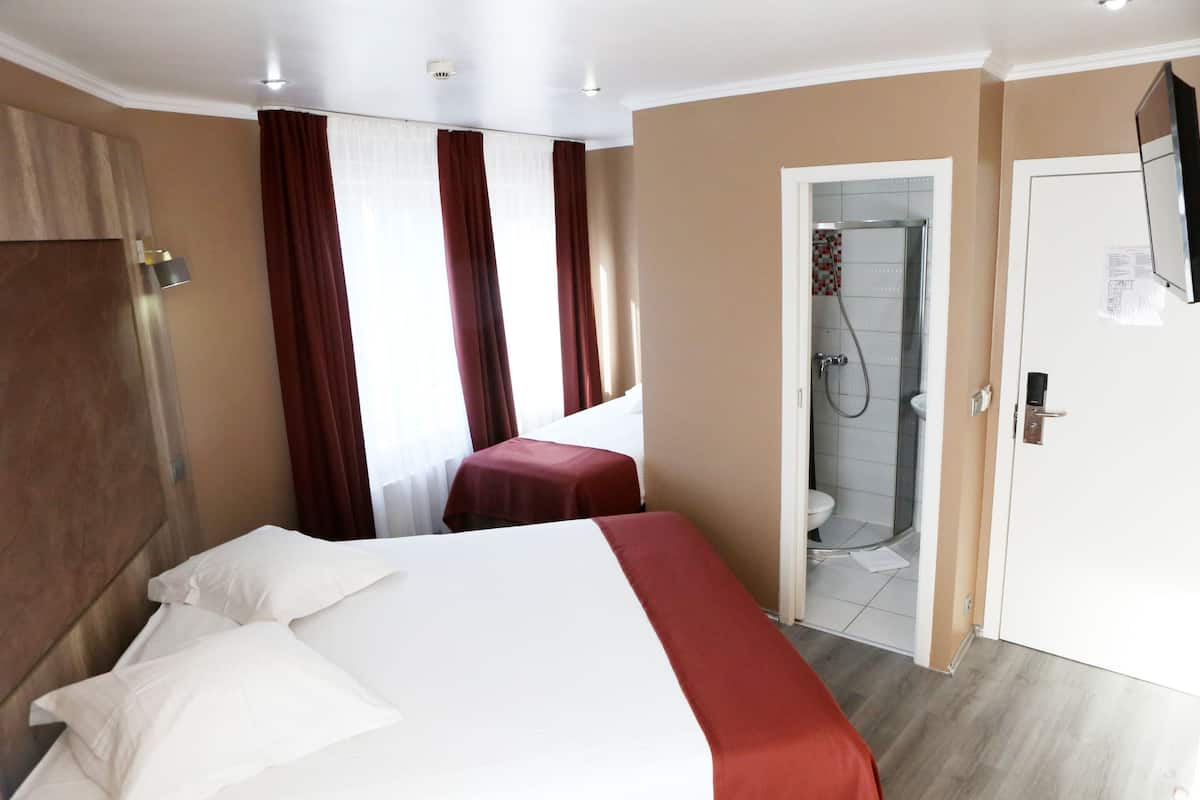 Standard Triple Room | Brankas, meja kerja, kedap suara, dan Wi-Fi gratis