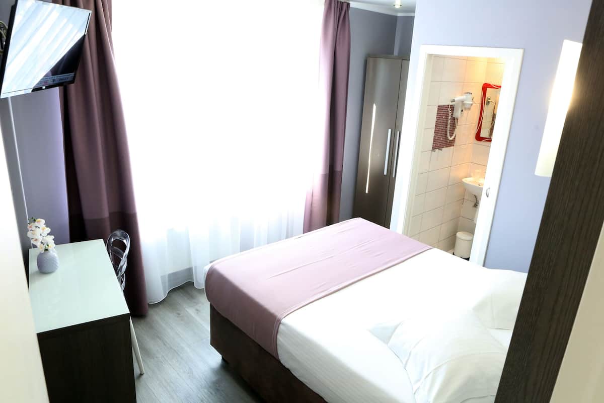 Kamar Double Ekonomi | Brankas, meja kerja, kedap suara, dan Wi-Fi gratis