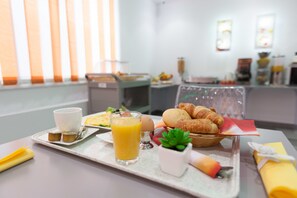 Daily continental breakfast for a fee - Hotel Phenix (Brussels)