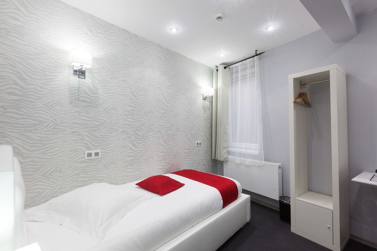 Kamar Single Ekonomi | Brankas, meja kerja, kedap suara, dan Wi-Fi gratis