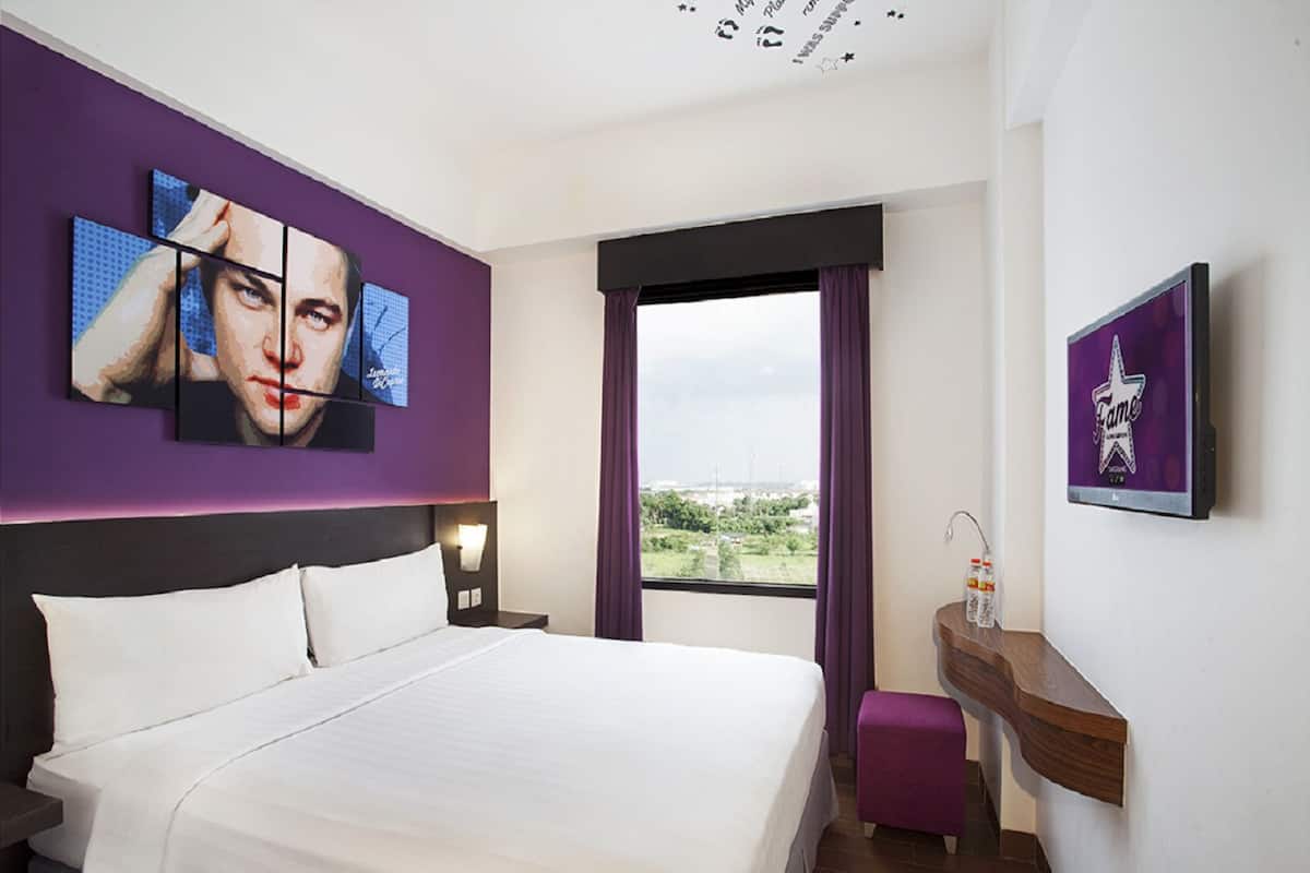 客房内保险箱、办公桌、笔记本电脑工作区、隔音