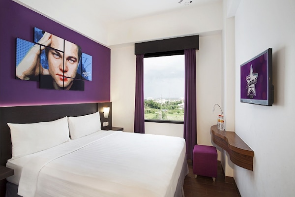 Caja de seguridad en la habitación y escritorio