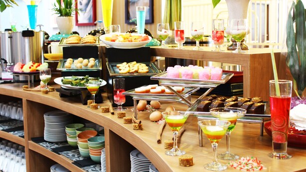 Un bufé con diversos alimentos y bebidas.
