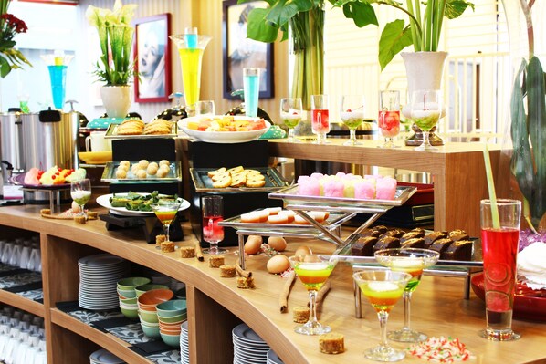 Breakfast, lunch and dinner served - Fame Hotel Gading Serpong (Gading Serpong)