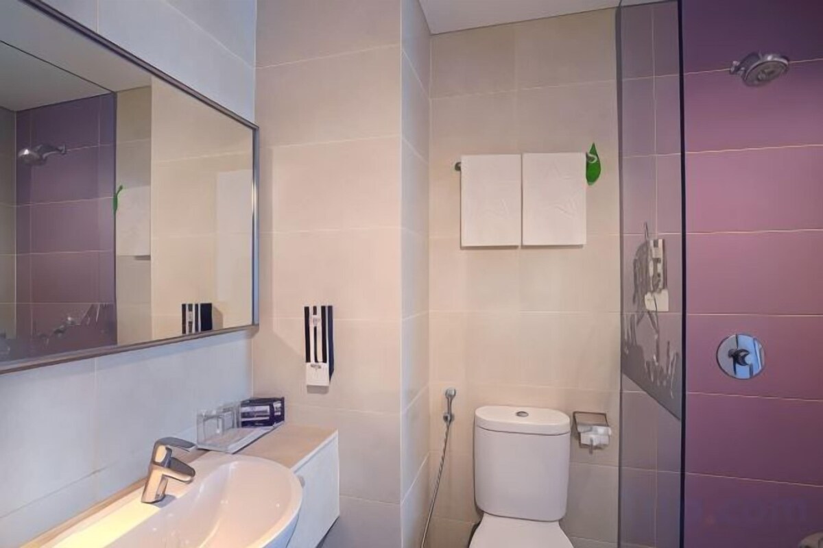 Baño | Ducha, secador de pelo, zapatillas y bidé