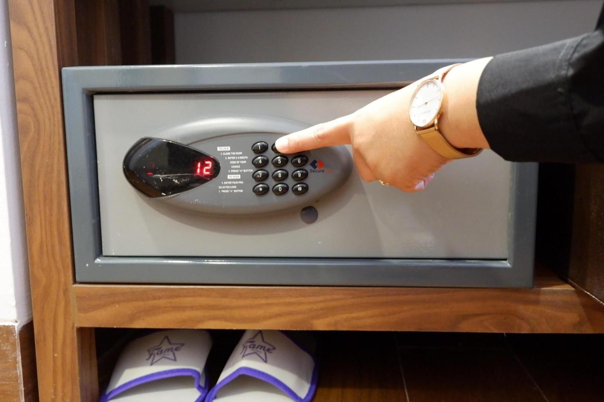 Une personne utilise le clavier d’un système de verrouillage numérique sur une porte.