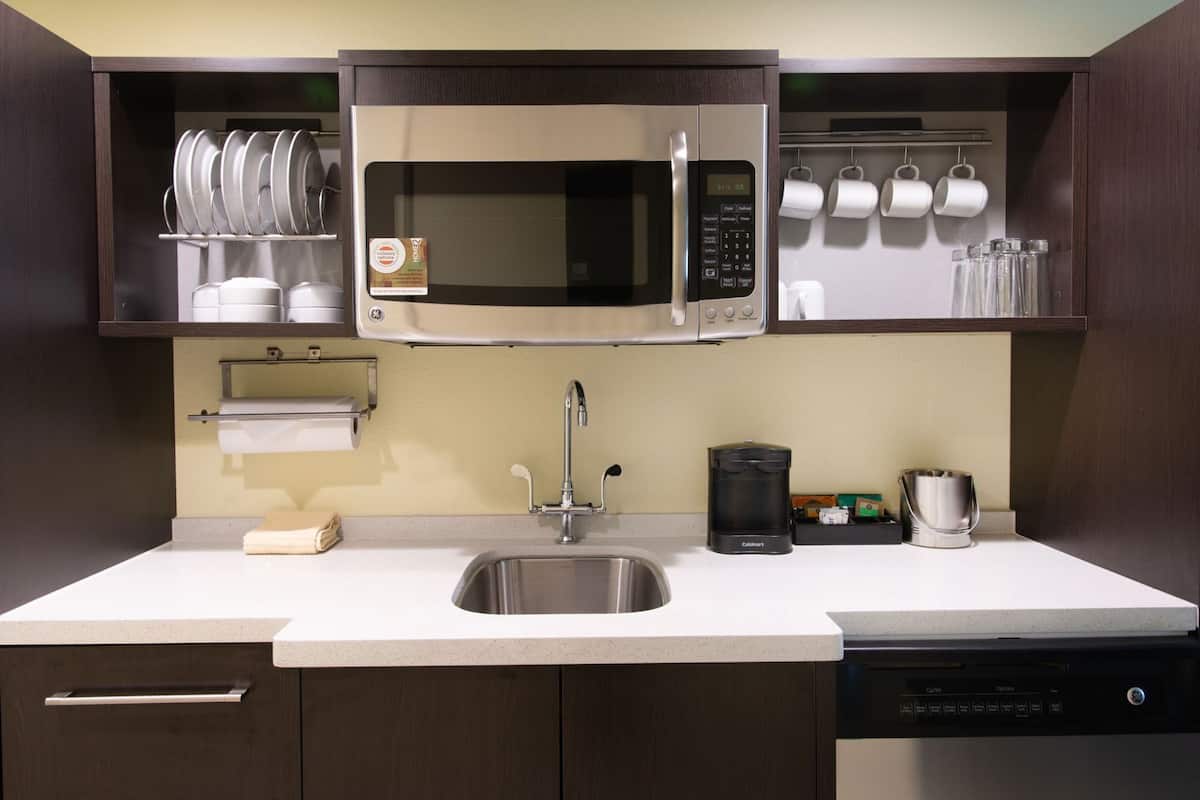 Eget kök | Stort kylskåp, mikrovågsugn, diskmaskin och kaffe- och tebryggare