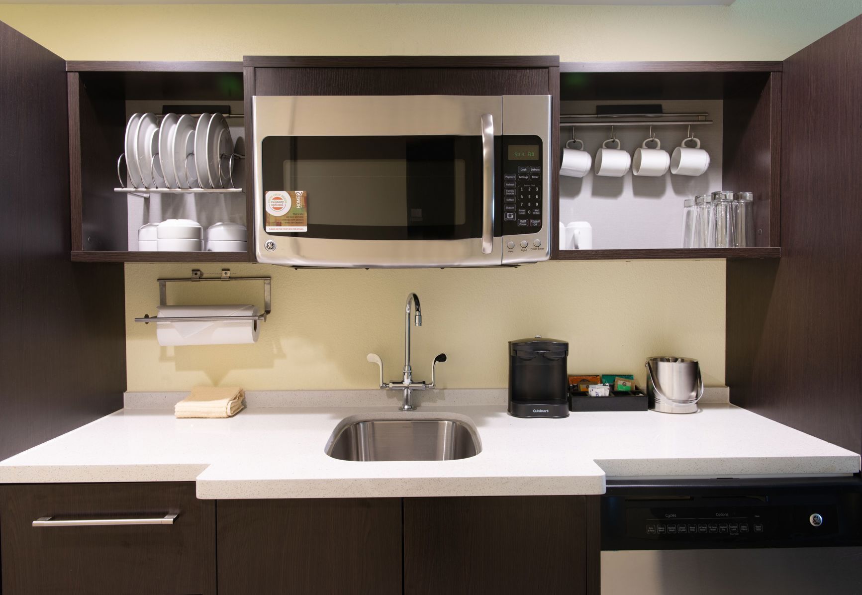 Cocina privada | Frigorífico grande, microondas, lavavajillas y cafetera o tetera