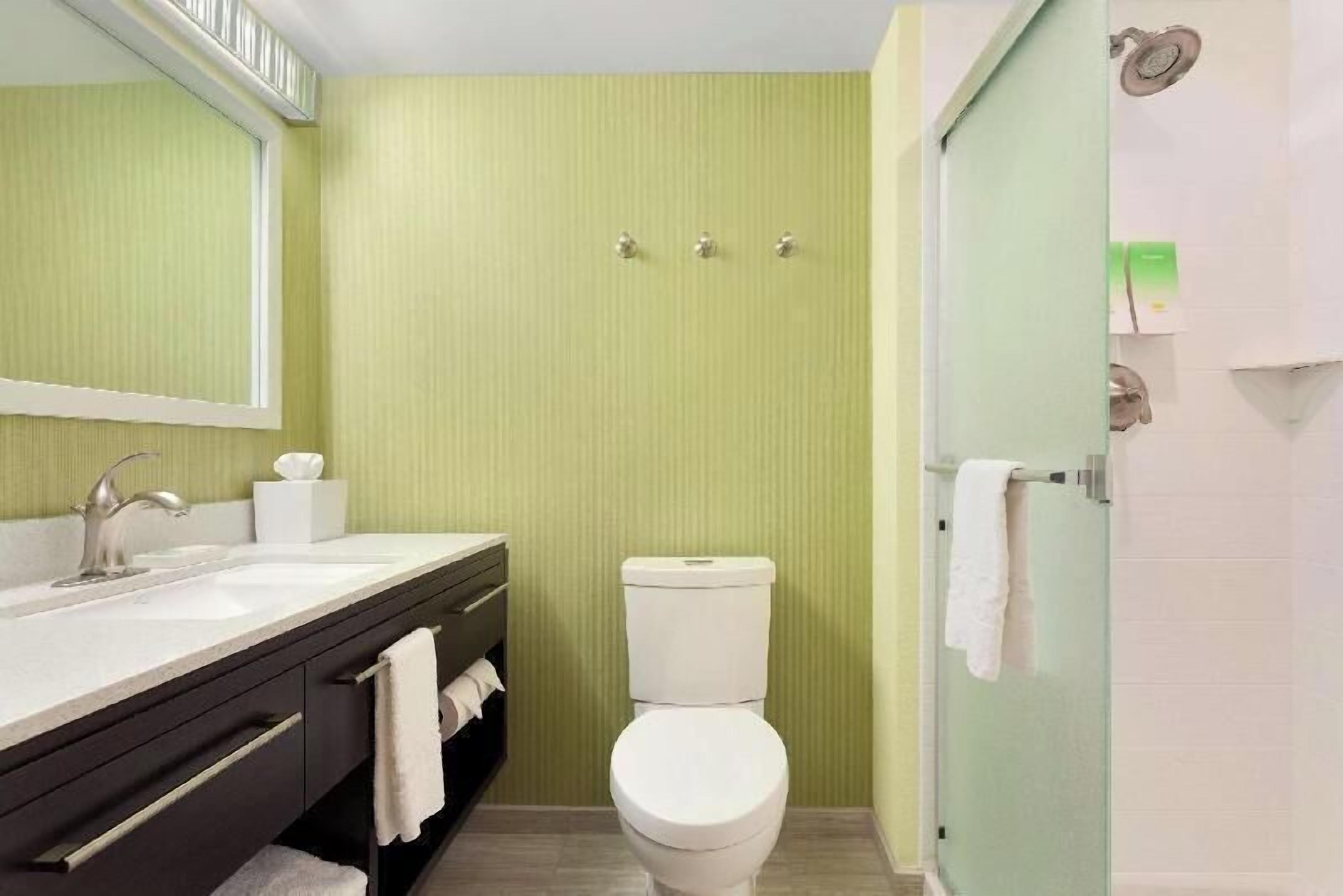 Ducha y bañera combinadas y artículos de higiene personal gratuitos