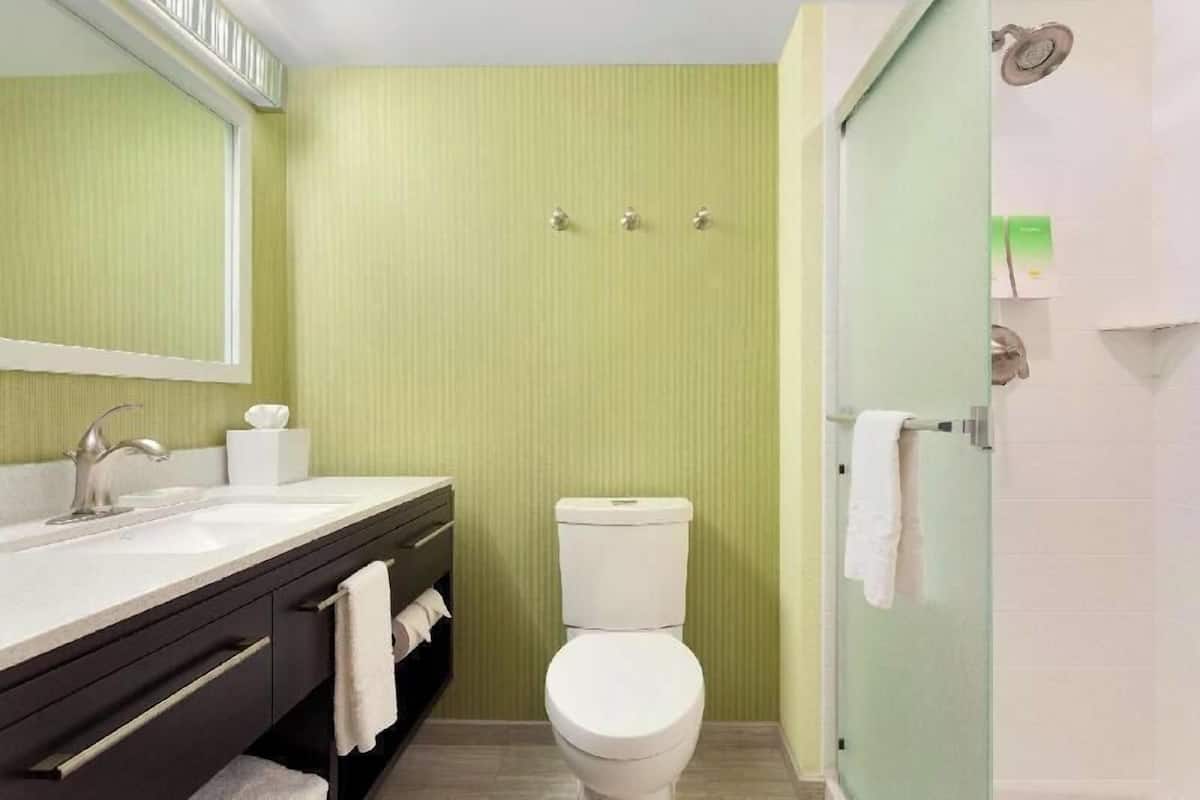 Badkar/dusch, gratis toalettartiklar, hårtork och handdukar