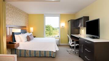 Cofres nos quartos, escrivaninha, espaço de trabalho para notebook