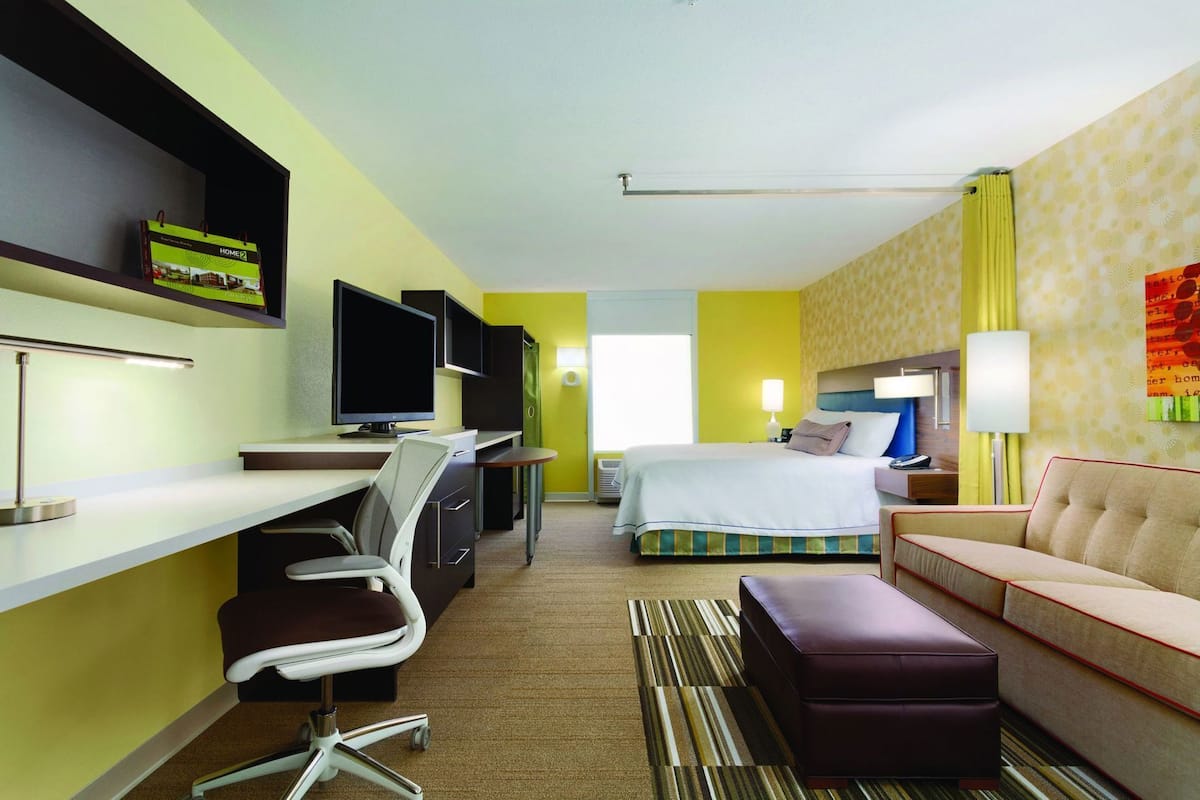 Värdeförvaringsskåp på rummet, skrivbord och arbetsyta för laptop