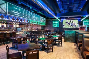 2 间酒吧/酒廊、运动酒吧