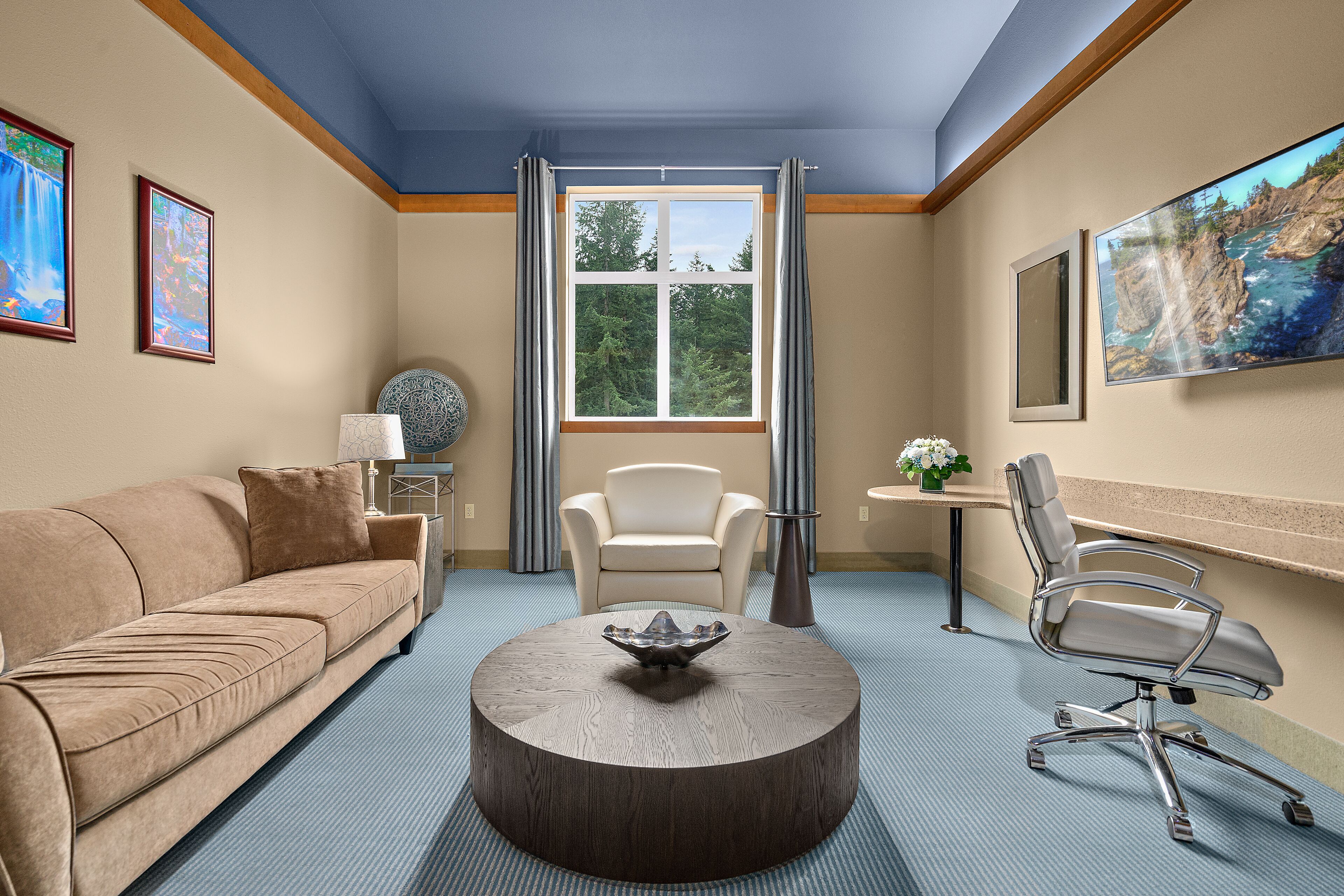 deluxe room, 1 king bed | living area | 43-inch flat-screen tv with cable channels, tv