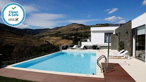 A modern pool area with a clear view of the surrounding landscape, including hills and a clear sky. - LBV House Hotel (Alijó)