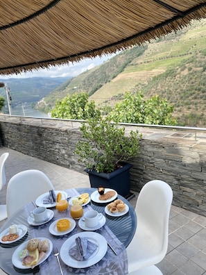 Free daily buffet breakfast