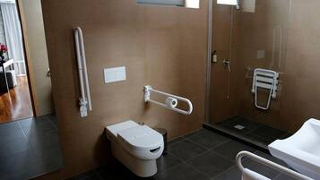 Un baño moderno con inodoro, ducha y lavamanos.