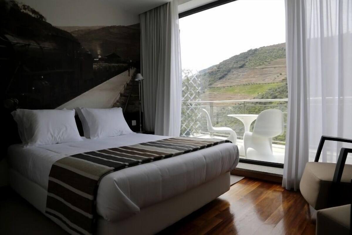 suite, 1 double bed with sofa bed, river view | in-room safe, free wifi, bed sheets