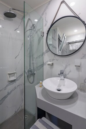 Een douche, gratis toiletartikelen, handdoeken