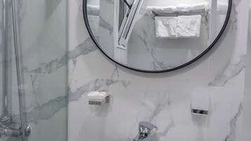 Dusche, kostenlose Toilettenartikel, Handtücher