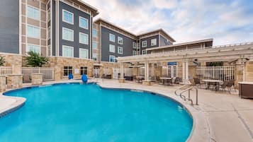 Outdoor pool, pool loungers