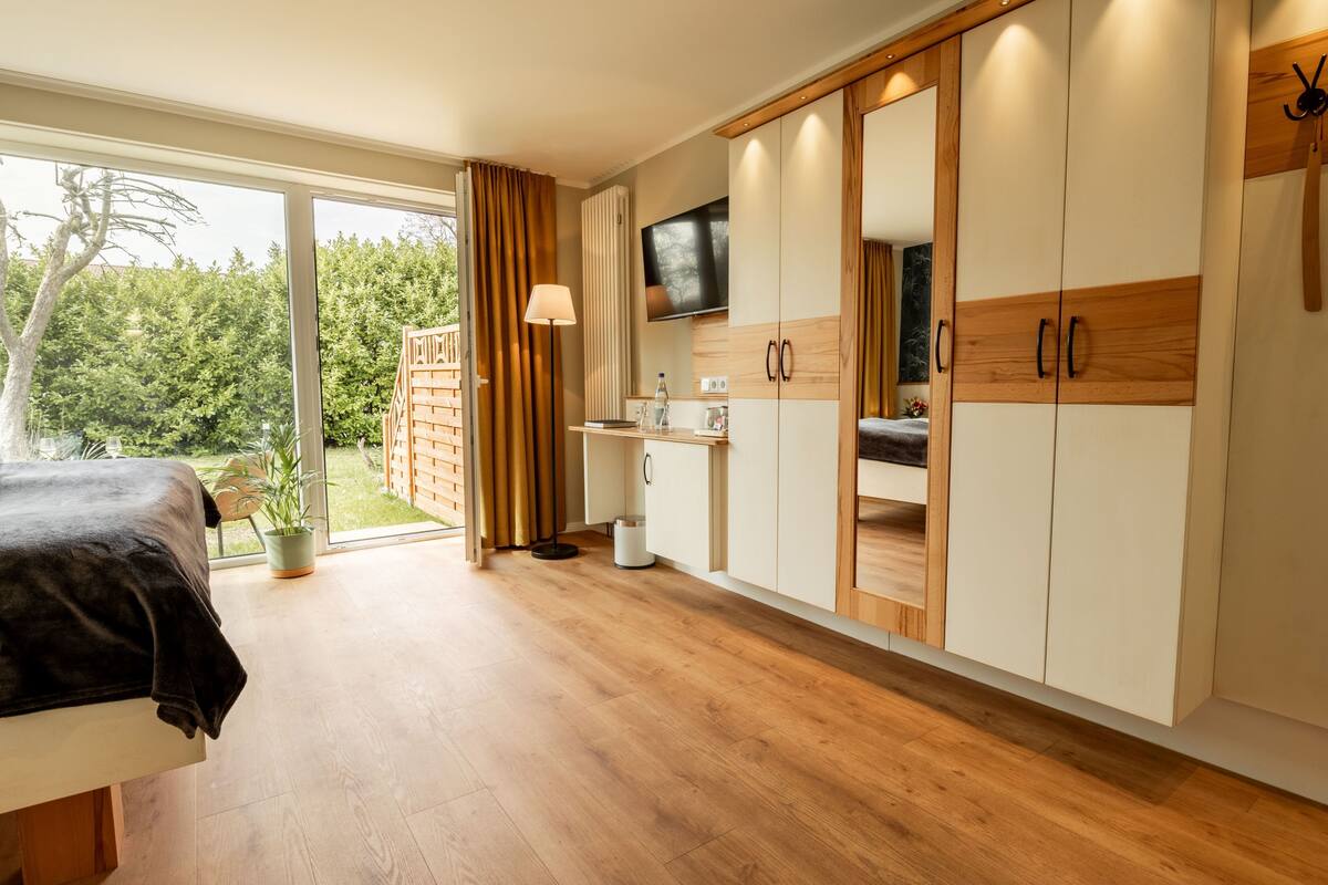 classic double room | 1 bedroom, minibar, in-room safe, desk