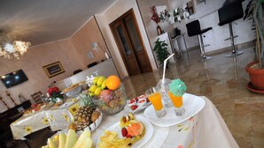 بوفيه فطور مجانًا يوميًا