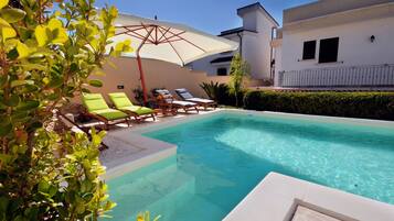 Außenpool, Liegestühle