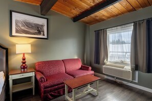 Deluxe dubbelrum - 2 queensize-sängar - icke-rökare - pentry | Vardagsrum | Tv